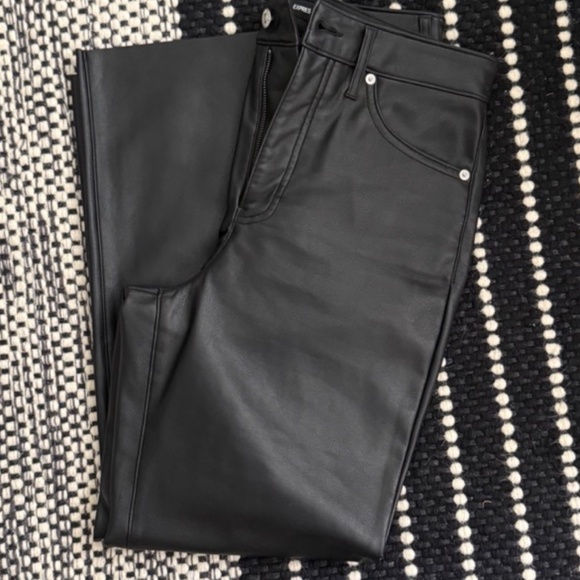 Express Pants Women's Black Faux Leather Straight High Rise Raw Hem Size 6 S - Picture 4 of 6